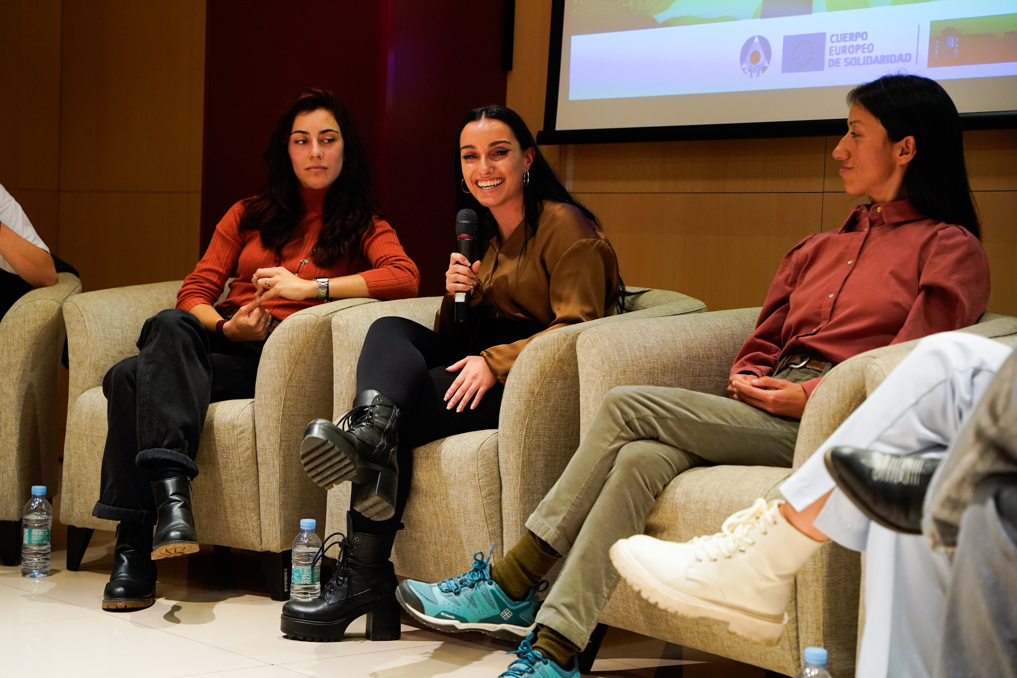 grupo de jóvenes dialogando