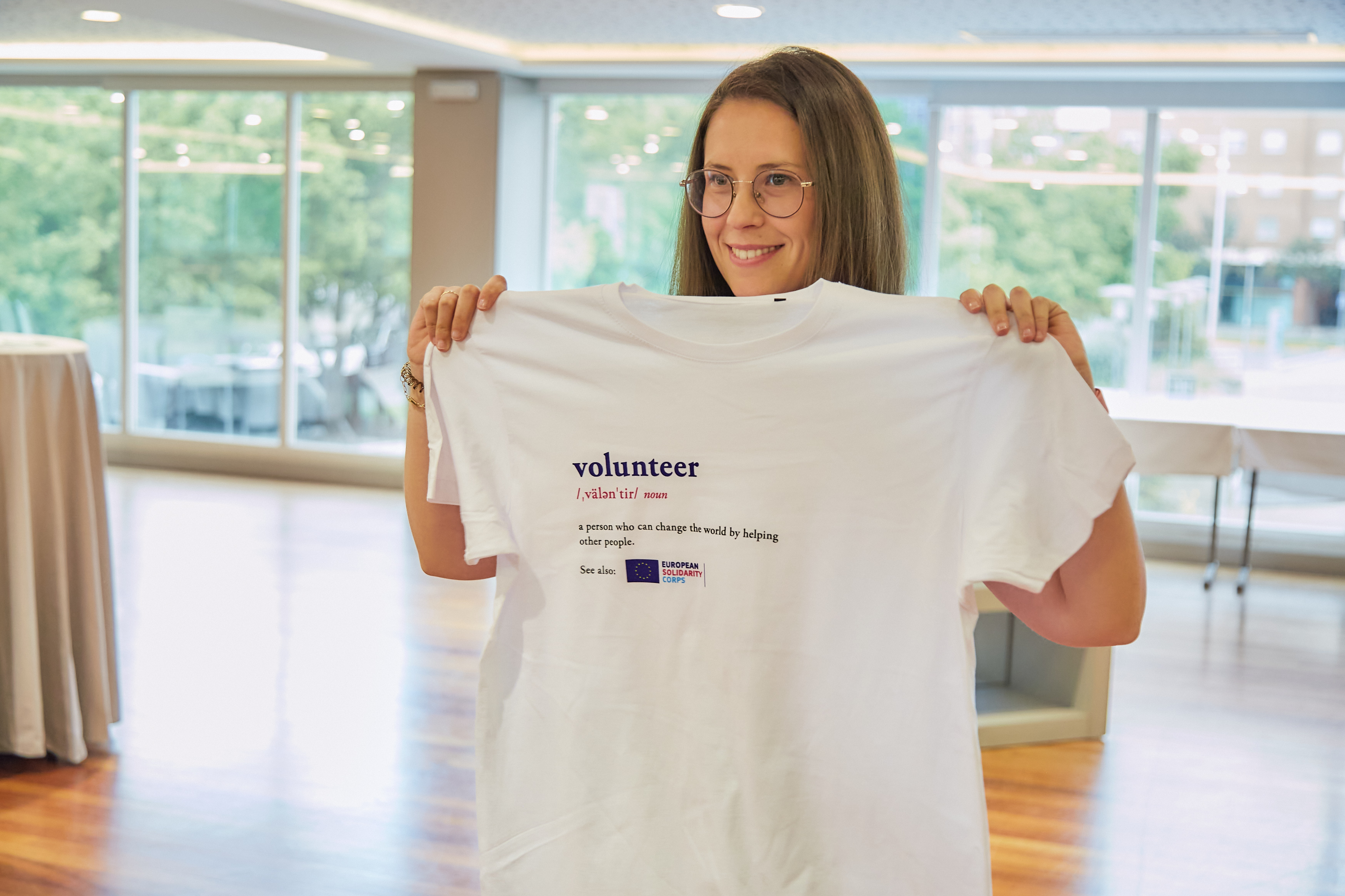 joven sujetando una camiseta del ces