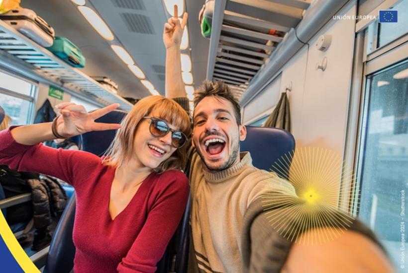 Dos jóvenes viajando en tren