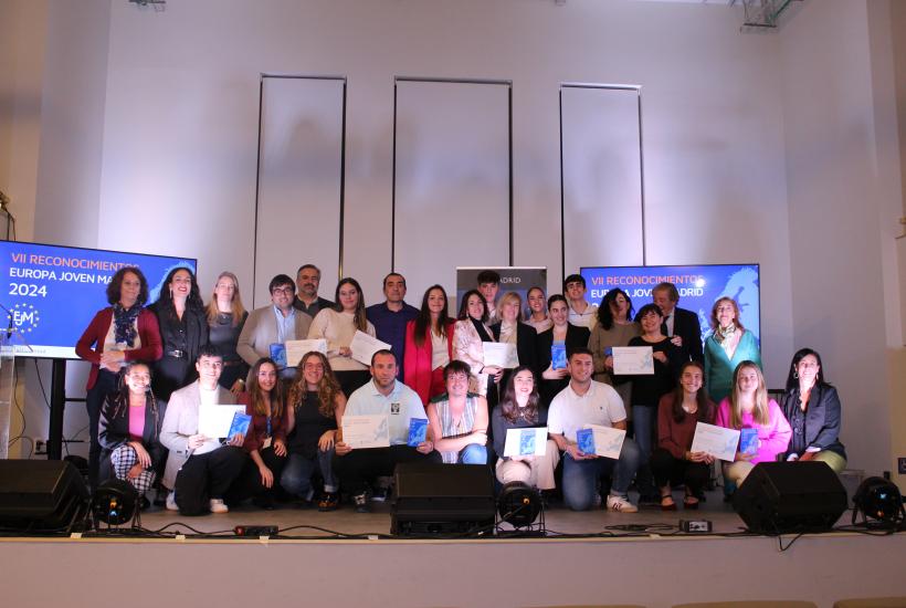 Grupo de premiados junto con los entregadores