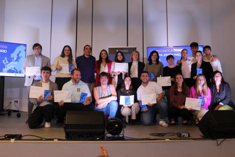 Grupo de premiados posando para una foto.