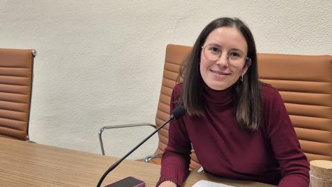 Mujer interviene en una conferencia