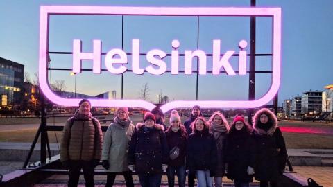 Foto de grupo con cartel de Helsinki