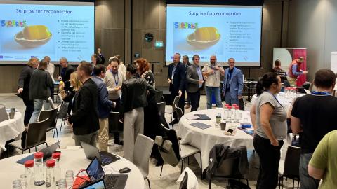 Grupo de personas debatiendo