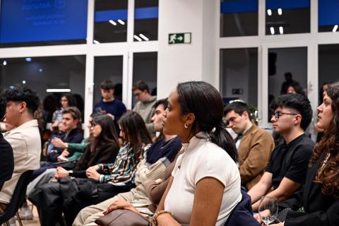 Publico asistente a el primer acto de celebración de los 40 años construyendo Europa juntos