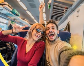 Dos jóvenes viajando en tren