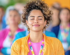 joven con los ojos cerrados, curso de salud mental