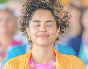 joven con los ojos cerrados, curso de salud mental
