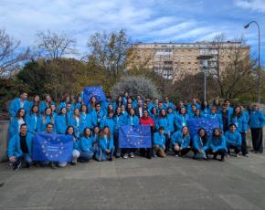 Grupo de jóvenes voluntarios en el EAV 2025